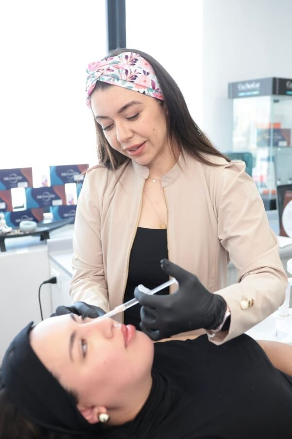 Dra Pérez George Aplicando tratamiento de toxina botulínica en patas de gallo