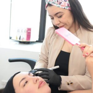 Dra Pérez George Preparando la zona del tratamiento de toxina botulínica en tercio superior del rostro