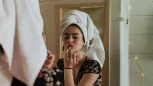 cuidados del ácido hialurónico, mujer en su rutina de skincare