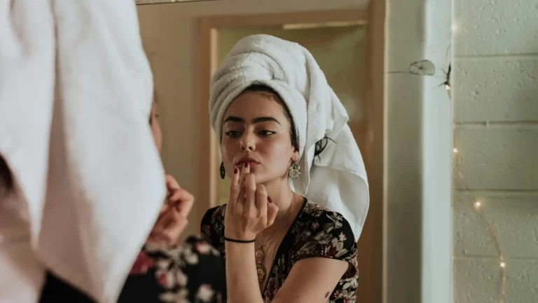 cuidados del ácido hialurónico, mujer en su rutina de skincare