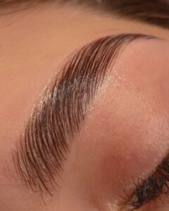 Cejas bien definidas y cuidadas.