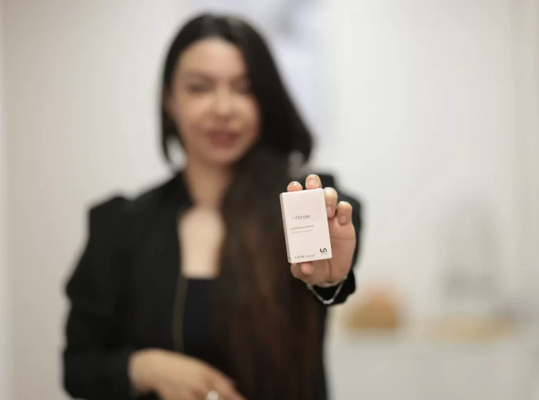 Doctora Perez George con caja de Intense HA de Layum Korea