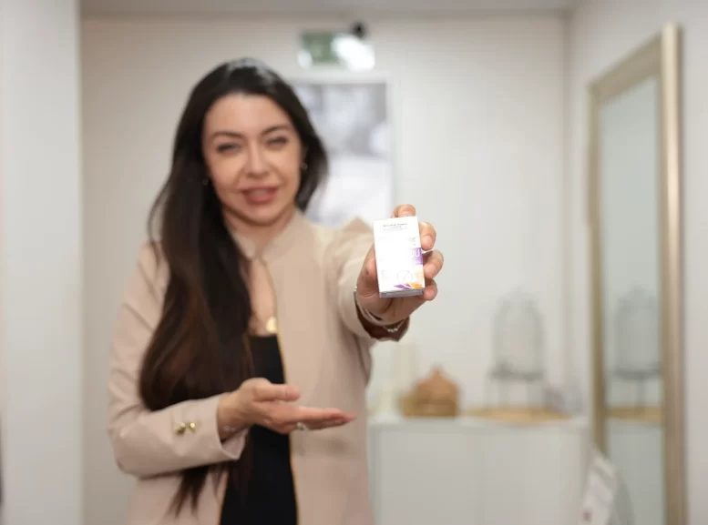Doctora Perez George con caja de Toxina botulinica para usos esteticos de Allergan