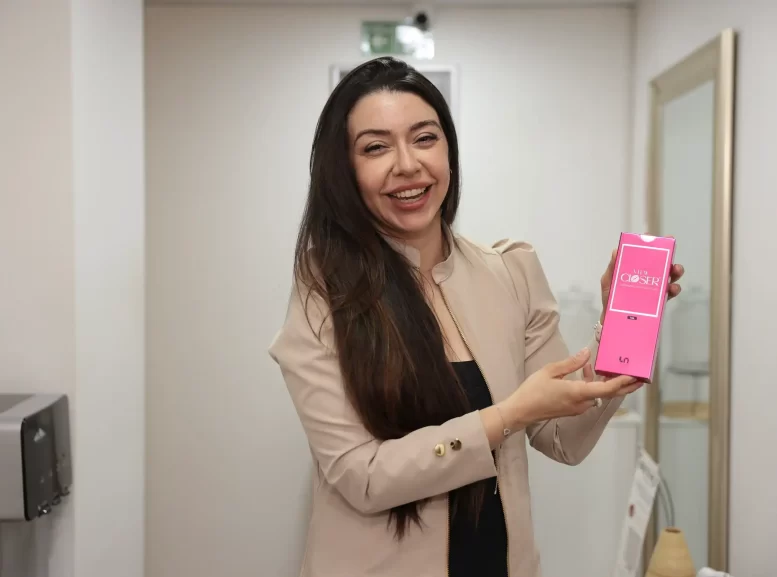 Doctora Perez George con caja de View Closer de Layum Korea
