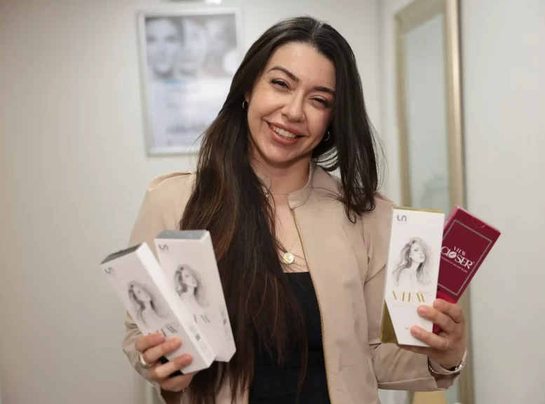 Doctora Perez George con cajas de productos Layum Korea
