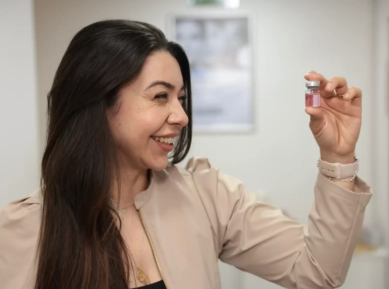 Doctora con vial de Pink Glow